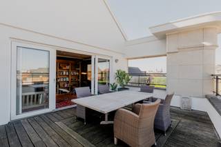 Quares - Group TREVI presenteert :<br /><br />Uitzonderlijk en hoogwaardig afgewerkt triplex appt met 3 slpk en een fan-tas-tisch dakterras. Deze triplex strekt zich uit over de 2e, 3e en 4e verd. van een uniek gebouw hartje Mechelen op een toplocatie met een fenomenaal zicht. Het combineert een ongelooflijke lichtinval, enorm ruimtegevoel, luxe materialen en moderne technieken. Genieten van rust èn toch alles op wandelafstand. <br /><br />INDELING<br />Via de inkomhal neem je de lift of trap naar boven. In de hal kan je fietsen plaatsen. Toegang tot een handige kelderberging.<br /><br />2e VERD:<br />Inkomhal met gastentoilet en vestiaire. Gezellige leefruimte op parket met enorm veel lichtinval en een geweldig ruimtegevoel, een enorme plus zijn de stijlvolle ingemaakte kasten (tv-meubel en bar). Knappe keuken die slim afgesloten kan worden met een schuifdeur, volledig uitgerust met keramisch kookvuur, oven en koelkast met vriesvak. <br /><br />Aan de buitenkant zijn er zonnescreens voorzien op elke verdieping.<br /><br />3e VERD:<br />Hal, toilet. Grote bdk: douche, ovaal bad, dubbele lavabo. Mooie slpk op parket. Privé suite met ruime master bedroom, ingemaakte kasten en eigen ruime dressing. <br /><br />4e VERD:<br />Hal, toilet. Handige bijkeuken/wasplaats met warmtepompboiler. Derde slpk, nu ingericht als aantrekkelijke bureauruimte met grote schuiframen naar het terras. Fantastisch loungeterras zuid-zuidwest met avondzon en een uniek uitzicht op de St-Romboutstoren. <br /><br />Het licht, de vele ingemaakte kasten, grote ruimtes en de moderne technieken (warmtepomp voor koelen en verwarmen, overal ledspots) maken dit appartement super aantrekkelijk. <br /><br />Praktisch:<br />- energiezuinig: EPC-label B (warmtepomp)<br />- beschikbaar: 15 juli<br />- huurwaarborg: 3 maanden<br />- huurprijs: 1790eur/maand<br />- gemeenschappelijke lasten: 46eur forfait per maand<br />- optioneel parkeerplaats bij te huren in Portier 51 in de nabijgelegen Moensstraat, aan 140€/maand<br /><br />Zin om dit pand te ontdekken? Contacteer Simon via simon.kareman@quares-trevi.be of 015 33 19 19.