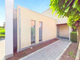 In een rustige zijstraat van de Diestersteenweg, pal in het centrum van Nieuwerkerken, vinden we deze instapklare villa op een ruim perceel van...