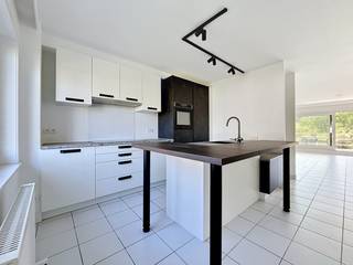 Dit ruime appartement is rustig gelegen en bevindt zich op enkele stappen van zee. Het appartement werd recent gerenoveerd. Er is een ruim terras, zuidwest georiënteerd met prachtig zicht op de duinen. Het appartement bevat: Ruime living met ingerichte keuken, WC, en terras. Op de benedenverdieping bevinden zich 4 slaapkamers, 2 badkamers, WC en een berging. Er is een individuele kelder inbegrepen voor fietsen. Interessant voor vakantieverhuur. Ref Oase G003