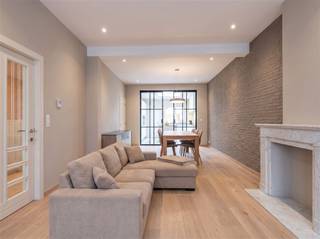 Cette maison semi-ouverte située à Blaasveld offre un excellent compromis entre un emplacement calme et une bonne accessibilité. Elle se trouve à proximité du centre-ville, de divers commerces et commodités, mais aussi tout près d'un magnifique cadre naturel et de sentiers de randonnée. Grâce à la proximité des principaux axes routiers, les communes et villes environnantes sont également facilement accessibles.La maison est à rénover entièrement et offre ainsi de nombreuses possibilités pour l’aménager entièrement selon vos goûts et vos envies. Au rez-de-chaussée, la maison dispose d’un salon spacieux, d’une cuisine, d’une salle de bains et d’une cour couverte très pratique. Elle comprend également une cave, idéale comme espace de rangement supplémentaire.Au premier étage se trouvent actuellement deux chambres spacieuses. Les combles offrent quant à eux un potentiel supplémentaire et peuvent parfaitement être aménagés en une grande chambre parentale, un espace de loisirs ou une pièce à vivre supplémentaire.Le toit-terrasse constitue un atout particulier : il est directement accessible depuis la cage d’escalier. Sous réserve des aménagements nécessaires et des autorisations requises, cet espace peut être transformé en une grande et agréable terrasse sur le toit, un atout unique pour profiter pleinement de l’espace extérieur.Une maison au fort potentiel, située dans un emplacement intéressant à Blaasveld, idéale pour ceux qui recherchent un projet de rénovation et souhaitent créer eux-mêmes une maison de caractère.