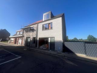 Maison neuve semi-ouverte avec garage en gros uvre fermé (hors eau/hors air), située dans une rue calme avec jardin orienté sud-ouest et vue...