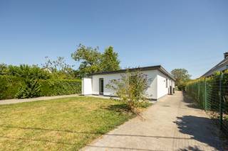 <span>Verscholen in een uiterst rustige, doodlopende straat in </span><strong>Herdersem</strong><span> bevindt zich deze </span><strong>instapklare open bebouwing</strong><span> op een </span><strong>uitzonderlijk perceel van meer dan 40 are</strong><span>. Hier geniet u elke dag van </span><strong>rust, privacy en een prachtig groen uitzicht</strong><span>, terwijl winkels, scholen en de verbindingswegen naar Aalst en Dendermonde vlot bereikbaar blijven.</span><br /><span>Dankzij de grondige renovaties van de afgelopen jaren combineert deze bungalow het comfort van vandaag met een praktische, gelijkvloerse indeling. De woning werd uitgerust met een </span><strong>energiezuinige lucht-waterwarmtepomp</strong><span> en </span><strong>vloerverwarming</strong><span>, terwijl ook de </span><strong>ramen, vloeren en het sanitair</strong><span> werden vernieuwd. Het resultaat is een </span><strong>instapklare woning</strong><span> die hedendaags wooncomfort perfect combineert met een rustige ligging. De </span><strong>lichtrijke leefruimte</strong><span> vormt samen met de keuken het gezellige hart van de woning. Dankzij de grote raampartijen geniet u van een overvloed aan natuurlijk licht en een prachtig uitzicht op de tuin en het omliggende groen. Verder beschikt de woning over </span><strong>drie aangename slaapkamers</strong><span>, waarvan één met </span><strong>dressing</strong><span>, een </span><strong>ruime berging</strong><span>, een badkamer met zowel </span><strong>ligbad als inloopdouche</strong><span>, een afzonderlijk toilet en een praktische </span><strong>garage</strong><span>.</span><br /><span>Ook buiten heeft deze eigendom bijzonder veel te bieden. Het uitzonderlijke perceel van meer dan 40 are vormt een </span><strong>oase van rust en privacy</strong><span>. De tuin, met onder meer een </span><strong>grote vijver<span> </span></strong><span>en</span><strong><span> </span>paardenstal</strong><span>, biedt alle ruimte om te ontspannen. Bovendien beschikt de woning over </span><strong>twee opritten</strong><span>, wat zorgt voor extra parkeergelegenheid en gebruiksgemak. Op energetisch vlak scoort deze woning eveneens uitstekend. Dankzij de </span><strong>lucht-waterwarmtepomp</strong><span>, </span><strong>vloerverwarming</strong><span>, </span><strong>zonnepanelen</strong><span> en een </span><strong>gunstig EPC-label B</strong><span> geniet u van een energiezuinige woonomgeving. De </span><strong>elektrische installatie is bovendien conform</strong><span>.</span><br /><span>Een bijzondere eigendom voor wie op zoek is naar </span><strong>rust, ruimte en wooncomfort</strong><span> op een unieke locatie in het groene Herdersem. </span><strong>Wordt deze woning uw nieuwe thuis?</strong><span> Contacteer ons voor meer info of een bezichtiging via </span><strong>0498 91 12 34</strong><span> of </span><strong>info@immo-desk.be</strong><span>.</span>