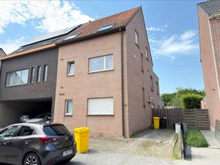 <p><span>RUIM, LUMINEUS EN GEZELLIG DUPLEX-APPARTEMENT 131M² MET 3 SLAAPKAMERS, GROOT WEST-GEORIËNTEERD TERRAS 20M² EN BUITEN-AUTOSTAANPLAATS</span></p><p><span>1ste en 2de verdieping - centrale ligging met vlotte bereikbaarheid via N16, A12 en N17</span></p><p><span> </span></p><p><span>1ste verdieping:</span><span> Inkomhal / ruime en lumineuze living met eetplaats (41m²) met toegang tot west-georiënteerd terras (20m²) / ingerichte keuken (12m²) / wc met handwas / berging met wasplaats (6m²).</span></p><p><span>2de verdieping:</span><span> Nachthal / wc / 3 slaapkamers (3,7 x 3,2m; 11m²; 8m²) / badkamer (7m²) met dubbele wastafel, ligbad en douche.</span></p><p><span>Stockage-zolder.</span></p><p><span> </span></p><p><span>Geen lasten.</span></p><p><span> </span></p><p><span>Appartement is bewoonbaar door maximaal 3 personen.</span></p>
