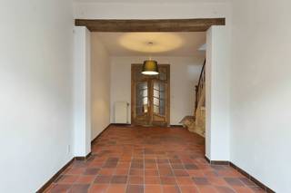 In de gezellige Broekstraat in Heverlee, centraal gelegen tussen het marktplein van Heverlee, de Abdij van het Park en Leuven-centrum, vind je deze volledig gestript woning met een reeds verkregen bouwvergunning. De locatie is een grote troef: een rustige woonwijk met een uitstekende bereikbaarheid naar Leuven, de E40 en het openbaar vervoer. Ook scholen, winkels en recreatie bevinden zich op wandel– en fietsafstand.<br /><br />De woning beschikt over een bewoonbare oppervlakte van 137 m² en biedt ruimte aan vier slaapkamers en één badkamer. Dankzij de grondige stripping vormt dit pand een ideaal renovatieproject waarbij je de woning volledig naar eigen smaak en volgens hedendaagse comfortnormen kan afwerken.<br /><br />Achteraan is er een tuin, bereikbaar via een gedeelde doorgang naast het huis, wat extra praktisch is voor fietsen, tuinmateriaal of een toekomstige uitbreiding.<br /><br />Kortom: een mooi gelegen woning met potentieel, perfect voor wie op zoek is naar een ruim en vergund renovatieproject op een toplocatie in Heverlee.