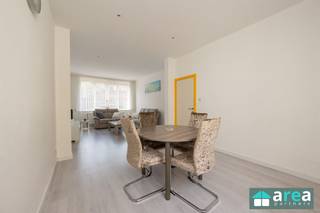 <p><span>Deze charmante woning in Lier biedt een ideale combinatie van comfort en een centrale ligging. Gelegen op een centrale locatie, bevindt u zich op korte afstand van winkels, supermarkten, horecazaken, scholen en openbaar vervoer. Bovendien geniet u dankzij de vlotte verbinding met invalswegen en de snelweg van een uitstekende bereikbaarheid naar Antwerpen, Brussel en omliggende gemeenten. </span></p><p><span> </span></p><p><span>Grootste troeven:</span></p><p><span> </span></p><p><span>- Mogelijkheid tot 3de slpk.</span></p><p><span>- Stadskoer</span></p><p><span>- Gunstige EPC-score C</span></p><p><span>- Veel lichtinval</span></p><p><span>- Recent gerenoveerd (2021)</span></p><p><span> </span></p><p><span>Indeling:</span></p><p><span>Bij het betreden van de woning komt u terecht in de inkomhal, die toegang biedt tot de gezellige eet- en leefruimte. Deze aangename leefruimte vormt het hart van de woning en sluit naadloos aan op de keuken. Vanuit de inkomhal heeft u tevens toegang tot de kelder, ideaal als extra bergruimte. Verder beschikt het gelijkvloers over een gastentoilet en een praktische wasplaats. Als buitenruimte geniet u van een aangename oost-georiënteerde stadskoer met extra opbergruimte, perfect om in alle rust te ontspannen.</span></p><p><span>Via de trap bereikt u de eerste verdieping. Hier bevindt zich een bijzonder ruime badkamer van maar liefst 13 m². Daarnaast telt deze verdieping twee volwaardige slaapkamers van respectievelijk 23 m² en 13 m². De grootste slaapkamer biedt bovendien de mogelijkheid om op eenvoudige wijze op te splitsen in twee aparte kamers, waardoor een derde slaapkamer perfect realiseerbaar is.</span></p><p><span> </span></p><p><span>Voor meer informatie kan u terecht bij Area Partners: info@area.be of 03/284.60.60</span></p>