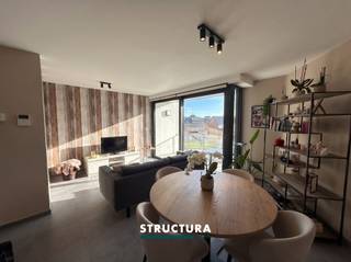 Vous souhaitez nous rendre visite ? Cela est possible UNIQUEMENT sur rendez-vous via notre site web personnel.(Disponible 24h/24 et 7j/7 tant que les réservations ne sont pas complètes) Via le bouton : « Prendre rendez-vous ». Il n'est pas possible de réserver par téléphone ou via des sites web externes.Appartement neuf idéalement situé au cœur de Merchtem, à distance de marche des commerces, des transports en commun et de toutes les commodités.L’appartement offre une finition moderne et de qualité, avec un séjour lumineux, deux chambres à coucher complètes et tout le confort contemporain. Grâce au chauffage par le sol, vous bénéficiez d’un climat intérieur agréable tout au long de l’année.Atouts supplémentaires : un emplacement de parking privatif, un local à vélos commun et un espace déchets commun pratique.Caractéristiques :- Situation centrale à Merchtem- Emplacement de parking (inclus dans le prix)- Chauffage par le sol- Parlophone- Local à vélos commun- Garantie locative de 3 mois- L'armoire de la chambre reste en place