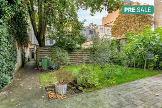 Deze unieke woning met enorm veel karakter heeft twee slaapkamers en is gelegen in een gegeerde buurt aan de Lange Lozanastraat. De woning is achterin gelegen waardoor je jezelf in een oase van rust bevindt in de tuin van 110m². De bereikbaarheid is enorm gunstig door de verschillende invalswegen in de nabije omgeving.<br /><br />Indeling<br />gelijkvloers:<br />- inkomhal<br />- leefruimte met erker<br />- keuken<br />- eetkamer<br />- twee slaapkamers<br />- badkamer<br />- apart toilet<br />- ruime berging<br />- stadstuin van 110m²<br /><br />Droge ruime kelder<br /> <br />troeven:<br />- toplocatie<br />- laagbouwwoning<br />- achterin gelegen dus enorm rustig gelegen<br /><br />De woning wordt te koop aangeboden via Pre-sale. De bezoeken op afspraak zullen gepland worden op vrijdag 2 oktober en zaterdag 3 oktober.<br />Bij verdere interesse kan je een vast en onvoorwaardelijk bod uitbrengen uiterlijk tegen dinsdag 6 oktober om 17u00. De vermelde prijs van €495.000 is een instelprijs.<br /><br />Bent u geïnteresseerd in een appartement of woning te koop in Antwerpen? Aarzel dan niet om ons te contacteren. <br />Had u graag uw eigen eigendom te koop aangeboden contacteer ons dan voor een vrijblijvende schatting, telefonisch op het nummer 03/206.76.76 of per mail naar antwerpen@dewaele.com.<br /><br />De eigendom wordt aangeboden via de Pre-sale formule. Van 02/10/2026 om 14:00 tot 03/10/2026 om 14:00 kan u het huis op afspraak komen bezichtigen en een bod uitbrengen. De vermelde prijs is een instelprijs. Voor meer info, gelieve contact op te nemen met de dossierverantwoordelijke.<br /><br />Dit pand is onderworpen aan de renovatieverplichting van de Vlaamse overheid voor residentiële gebouwen (behoudens bij sloop binnen 5 jaar na de aankoop). Consulteer voor meer informatie de website van het Vlaams Energie- en Klimaatagentschap via https://www.vlaanderen.be/een-woning-kopen/renovatieverplichting-voor-residentiele-gebouwen<br /><br />Bestuursmaatregelen in het maatregelenregister: nee