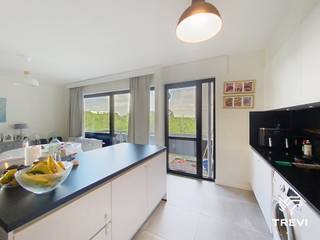 <strong>SINT-LAMBRECHTS-WOLUWE</strong> - Rustige woonwijk, niet ver van openbaar vervoer, winkels en Rodebeekpark. Mooie, lichte, <strong>GEMEUBILEERDE</strong> 2-slaapkamerwoning met ca. 80 m² woonoppervlak. Indeling als volgt: Inkomhal met vestiaire, apart toilet, bijkeuken, woonkamer van ±38m² met super ingerichte keuken die uitgeeft op de leefruimte, toegang tot het terras, nachthal met bergruimte, een douchekamer, twee slaapkamers (±10,5m² en ±11m²). Voorziening voor lasten: 200 €/maand (warm en koud water, verwarming, gemeenschappelijke ruimtes). PEB: C. Afmetingen ter informatie.<br /><br /><span>Op de 4e verdieping</span> :<br />
<ul>
<li>Entreehal met garderobe</li>
<li>Aparte wc met wastafel</li>
<li>Woonkamer van ±38 m² met toegang tot het terras</li>
<li>Volledig uitgeruste open keuken (oven, magnetron, kookplaten, afzuigkap, koelkast en vriezer, vaatwasser, wasmachine)</li>
<li>Slaapgedeelte met opbergkasten</li>
<li>Doucheruimte (douche, wastafels)</li>
<li>Slaapkamer van ±10 m² (3,6 m x 2,8 m)</li>
<li>Slaapkamer van ±10,5 m² (3 m x 3,5 m)</li>
</ul>
<br />EPB C.