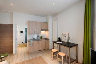 Op de 1ste verdieping van een karaktervol pand aan de Oude Koornmarkt 65, in het hart van het historisch centrum van Antwerpen, bevindt zich dit compact en charmant appartement van 40 m². De unit werd enkele jaren geleden vernieuwd en beschikt over een dak dat conform de huidige isolatienormen is.De indeling bestaat uit een woonkamer met kitchenette, een aparte slaapkamer en een ensuite badkamer met douche, lavabo en toilet. Het Franse balkon geeft het appartement een extra gezellige uitstraling. Naast een ideale investering leent dit appartement zich ook perfect voor eigen bewoning, bijvoorbeeld als stadsappartement, pied-à-terre of woning voor studenten.Het naastgelegen appartement 1B (58 m²) staat eveneens te koop (245.000€) — ideaal om samen aan te kopen voor een hogere flexibiliteit of dubbele opbrengst.