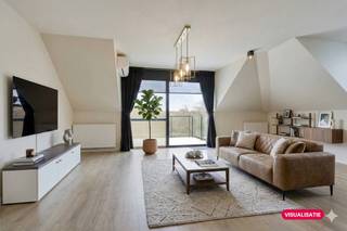 Dit penthouse (145 m²) te Brakel onderscheidt zich door een uitzonderlijk laag E-peil (E39), wat resulteert in een gunstig EPC A-label. Het pand is volledig rolstoeltoegankelijk en voorzien van moderne extra’s zoals airco, zonwering en vliegenramen. De overvloed aan ingebouwde kasten zorgt voor een strakke en georganiseerde uitstraling. Bovendien is de aankoop mogelijk aan 2% verkooprecht, mits het uw enige eigen woning betreft.Wie dit pand wil kopen, kiest voor luxe: de keuken is uitgerust met hoogwaardige toestellen, waaronder een ergonomische vaatwasmachine, en het terras van 13 m² biedt een ideale plek om te ontspannen. INDELING:- Grote inkomhal met gastentoilet;- Lichtrijke en ruime leefruimte met een open, volledig uitgeruste keuken;- Ruim aanpalend terras (13 m²) met een rustgevend zicht op groen;- Masterbedroom (15 m²);- 2 extra slaapkamers, ingericht als bureauruimte;- Ruime badkamer met dubbele wastafel, ligbad en inloopdouche;- Garage (automatische poort) met extra bergruimte (mogelijkheid om bijkomend mee aan te kopen).ALGEMENE INFO:- EPC A (E-peil 39)- CV op gas- Airco- Centrale ligging (markt, winkels, scholen, openbaar vervoer, …)Deze AI-visualisaties zijn bedoeld als inspiratie. Er werd geen rekening gehouden met technische specificaties, stedenbouwkundige voorschriften of concrete mogelijkheden tot realisatie.Bestuursmaatregelen in het maatregelenregister: nee