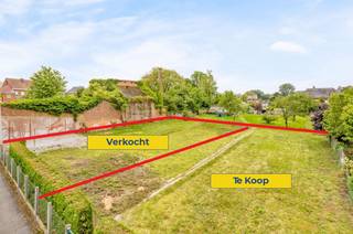 !1 LOT REEDS VERKOCHT!
Onder de kerktoren van het gezellige dorpje Bever (een faciliteitengemeente), bieden wij u deze 2 bouwgronden aan voor open bebouwing, Lot 1 met een oppervlakte van 6a05ca en lot 2 met een oppervlakte van 5a 45ca. Beide bouwgronden zijn gelegen in een zeer rustig straatje met praktisch geen doorgaand verkeer. Er kan zowel landelijk als modern gebouwd worden, gevelmaterialen vrij te kiezen. Uitbouwen zoals veranda of carport met max 40m², zijn toegelaten onder voorwaarden. Dankzij de ideale ligging in het centrum bent u op wandelafstand van school, buurtwinkel, apotheek,.. per Lot vraagprijs 125.000.. Voor meer info of een uitwerking van uw project contacteer Sophie op 0496/71.50.59