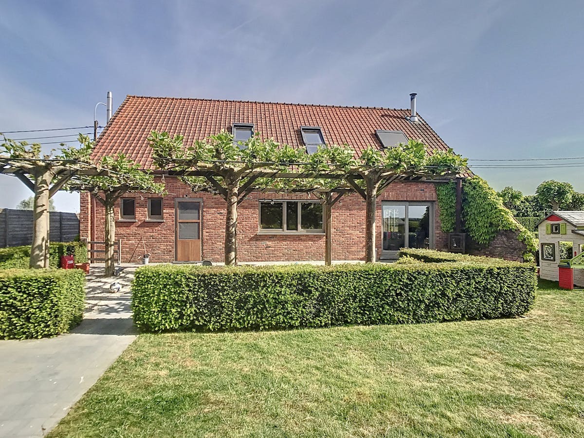 Beautiful villa with a rural location for rent in Langemark - photo 1