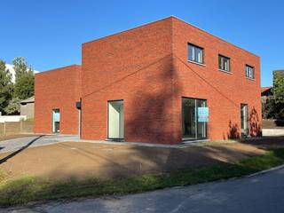 En cours d'achèvement et donc bientôt habitables : 2 belles maisons familiales avec terrasse et carport, spacieusement situées à proximité d'un...