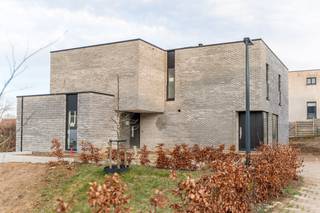 Wordt dit uw toekomstige thuis in een volledig nieuw aangelegde, autoluwe en groene verkaveling?<br /><br /><strong>Woongeheel ‘Danhieux’</strong> bestaat uit verschillende, unieke types van woningen, die samen een harmonieus geheel vormen. <br />Lot 11 is een halfopen bebouwing met 3 slaapkamers en een autostandplaats naast de woning. <br /><br />Elke woning wordt voorzien van <strong>duurzame installaties</strong> om de energiekosten te drukken en de impact op het klimaat te verkleinen. Door het gebruik van deze hedendaagse technieken zijn de woningen niet enkel heel energiezuinig maar ook volledig FUTURE PROOF (E-peil <20): een duurzame en kwalitatieve investering voor de toekomst.<br /><br />De ruwbouwwerken zijn inmiddels afgerond, dus <strong>verhuizen is reeds mogelijk binnen 4 maanden!</strong><br /><br />Voor meer informatie ontvangen we u graag ter plaatse of op ons kantoor om uw nieuwe thuis tot in de puntjes toe te lichten. Bel nu Elien Mombaerts op het nummer 0470/38.21.30.<br /> 