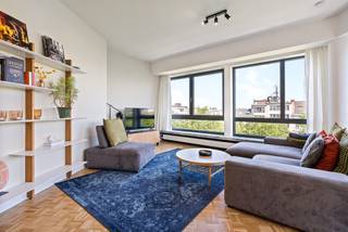 Op een gegeerde locatie aan de groene Amerikalei, vlakbij de levendige Marnixplaats, bevindt zich dit volledig gerenoveerde hoekappartement van...