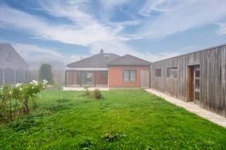 <strong>Welkom in de Begonialaan 21 te Wervik!</strong><br /><br />In een rustige en kindvriendelijke woonwijk vinden we deze op te frissen <strong>vrijstaande bungalow</strong> terug. De woning staat op een <strong>ruim perceel van 699 m²</strong> en beschikt over een <strong>dubbele oprit</strong>, een <strong>inpandige garage</strong>, én een <strong>aparte garage met berging</strong> naast de woning, bijgebouwd in <strong>2020</strong>.<br /><br /><span><span><span><span><span>Via de <strong>inkomhal</strong> komen we in de <strong>lichtrijke leef- en zitruimte</strong>, met aansluitend de <strong>keuken</strong> en <strong>veranda</strong>. Vanuit de veranda geniet u van een aangenaam zicht op de <strong>gezellig aangelegde tuin</strong>.</span></span></span></span></span><br /><br />De <strong>inpandige garage</strong> is voorzien van een <strong>bijkeuken</strong> en biedt via een <strong>valtrap</strong> toegang tot de ruime <strong>zolder</strong>. Verder omvat de woning <strong>twee ruime slaapkamers</strong>, een <strong>berging</strong> en een <strong>badkamer</strong>.<br /><span><span><span><span><span>Wie op zoek is naar extra ruimte, kan de inpandige garage eenvoudig omvormen tot een <strong>extra slaapkamer</strong>, en ook <strong>achteraan</strong> zijn er <strong>uitbreidingsmogelijkheden</strong>.</span></span></span></span></span><br /><span><span><span><span><span>Bent u op zoek naar een woning met potentieel, waar u uw eigen stijl en ideeën in kwijt kunt – in een rustige woonwijk?</span></span></span></span></span><br /><br />Dan is deze <strong>bungalow in de Begonialaan 21</strong> zeker een bezoek waard!<br /><span><span><span><span><span> <strong>Contacteer Yorben</strong> via <strong>0468 18 80 61</strong> of <strong>yorben@dekeyser.immo</strong> voor meer informatie of een bezoek.</span></span></span></span></span><br /> 