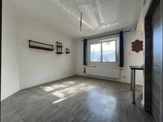 Dit gezellig 1-slpk appartement is gelegen op de gelijkvloerse verdieping en bevindt zich nabij het centrum van Turnhout. Indeling: inkomhal met gastentoilet, een lichtrijke woonkamer, een open keuken ingericht met een gasvuur, een dampkap, een koelkast en diverse opbergkasten. Verder is er een ruime slaapkamer met en-suite badkamer voorzien van douche en aansluiting voor wasmachine en droogkast. Het appartement beschikt over een terras/koer, welke tevens dient als achteringang, ideaal voor vuilnisbakken of de fiets. Het appartement beschikt ook over een privatieve kelderberging. Kortom een gezellig 1slpk-appartement op een leuke locatie nabij het centrum van Turnhout, openbaar vervoer, autostrade, ..... Ideaal als investering of eigen bewoning.