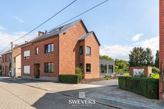 Voor meer info en foto’s, surf naar www.swevers.be – Welkom in deze instapklare bebouwing aan de Langekant 12 in Holsbeek. Deze volledig gerenoveerde woning (2020), inclusief nieuwe achterbouw, combineert hedendaags wooncomfort met een uitzonderlijk ruim perceel van 1.327 m². Binnen geniet u van een lichtrijke leefruimte van maar liefst 72 m² met gezellige woonkamer, eetkamer en een moderne leefkeuken met een werkblad van meer dan vijf meter. Verder vindt u op het gelijkvloers een inkomhal, gastentoilet, praktische berging en een inkomhal. Op de eerste verdieping bevinden zich twee ruime slaapkamers, een dressing en een verzorgde badkamer met douche, dubbele wastafel en toilet. Op de tweede verdieping bevindt zich een derde slaapkamer en bureau. Daarnaast beschikt de woning over een kelder en een losstaande garage. De zuidgerichte tuin biedt volop ruimte om te ontspannen, terwijl de brede oprit plaats biedt aan meerdere wagens. Ventilatiesysteem D zorgt voor een aangenaam en energiezuinig binnenklimaat en ook is de woning voorzien van centrale rookmelders en een alarmsysteem. De ligging is eveneens een troef: op slechts 1 km van de snelweg, vlakbij Leuven centrum en op wandelafstand van scholen, winkels, openbaar vervoer, horeca en ontspanning. Een ideale woning voor gezinnen of wie wonen en werken wil combineren. Voor meer informatie, bel 011 255 155. Bron bewoonbare oppervlakte: EPC – verslag.
