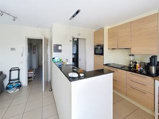 Cet appartement comprend : - hall avec vestiaire intégré - salon avec cuisine ouverte - terrasse avant- rangement séparé - 2 chambres- salle de bain...