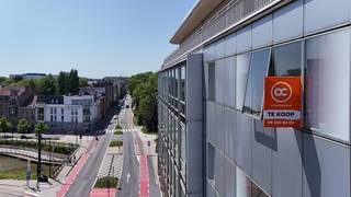 <strong>Voor meer info of een bezoek bel 0475757251 of mail philip@ocvastgoed.be</strong><br /><br />Dit 1 slaapkamer appartement van 53 m² in Residentie 1000 vuren werd in 2022 volledig gerenoveerd en is gelegen op een centrale ligging bij stadscentrum én stadsring, E40 en R4 op enkele minuten. Het groenevallei park (wandelen, picknicken en sporten), de Leie en bruisend historisch centrum Gent zijn op 5 min wandelafstand. <br /><br />In de inkomhal leiden twee deuren ons naar de badkamer met inloopdouche en wastafel en naar het apart toilet.<br />Vervolgens komen we in de living waar de grote ramen voor veel lichtinval zorgen.<br />De ruime, aparte slaapkamer biedt plaats aan een dubbel bed, een werkbureau en een kledingrek of -kast.<br />In de living vind je ook een prachtige keuken (vaatwas, inductie, oven, grote frigo) met aansluitend een berghok (nieuwe warmwaterboiler).<br />De hele studio kreeg in 2022 een volledige make-over met nieuwe laminaat en nieuwe elektriciteit. Ook de keuken en de badkamer werden toen volledig opnieuw ingericht met kwalitatieve materialen.<br />De studio ligt op de 5de verdieping waardoor je een prachtig zicht hebt op de torens van Gent. <br />De flat is uiterst geschikt voor studenten maar zeker ook als starterswoning voor young professionals, omwille van de ondergrondse parkeerplaats (verplicht aan te kopen aan 25.000 EUR).<br /><br />EPC 182 kWh/(m<sup>2</sup>jaar), energielabel B<br />Asbestveilig<br />Conforme elektriciteit<br />Stedenbouwkundige inlichtingen: woongebieden, vergunningen, geen verkavelingsvergunning, voorkooprecht, geen rechterlijke maatregel of bestuurlijke maatregel opgelegd. <br />Het perceel bevindt zich niet in een risicozone voor overstromingen, P-score A, G-score A<br /><br /><strong>Voor meer info of een bezoek bel 0475757251 of mail philip@ocvastgoed.be</strong><br /><br />