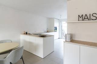 <p>Ontdek deze instapklare moderne halfopen bebouwing in de rustige Overheulestraat te Moorsele. Deze stijlvolle woning combineert comfort, licht en functionaliteit.<br />Bij het binnenkomen word je verwelkomd door een ruime, lichtrijke leefruimte met grote raampartijen die zorgen voor een aangename lichtinval. De volledig uitgeruste keuken sluit naadloos aan op de leefruimte en vormt het hart van de woning — ideaal voor wie graag kookt en gasten ontvangt. Aansluitend vind je een ruime, praktische berging.<br />Op de verdieping zijn er drie volwaardige slaapkamers, een stijlvolle badkamer met ligbad, inloopdouche en toilet.<br />De woning is voorzien van vloerverwarming voor optimaal wooncomfort het hele jaar door.<br />✨ Troeven op een rijtje:<br />Instapklare nieuwbouwwoning<br />3 slaapkamers<br />Badkamer met bad, douche en toilet<br />Uitgeruste keuken en lichtrijke leefruimte<br />Vloerverwarming<br />Energiezuinig en kwalitatieve afwerking<br /><br /></p>
<p>Prijs reeds inclusief BTW & registratierechten!</p>
<p>E-peil: 30</p>