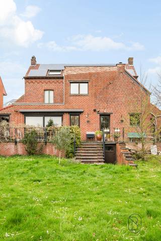 Ontdek deze karaktervolle, statige herenwoning met vier slaapkamers en een prachtige tuin, gelegen in het hart van Ellezelles.<br /><br />Indeling:<br />Gelijkvloers<br />Ruime inkomhal die aan uw linkerzijde toegang geeft tot een bureauruimte en op uw rechterzijde toegang geeft tot de lichtrijke leef- en zitruimte dewelke een mooi zicht biedt op de tuin en de ideale plek vormt om te ontspannen. Aansluitend vindt u een volledig ingerichte keuken, een praktische berging en een toilet.<br /><br />Eerste verdieping<br />Hier bevinden zich twee ruime slaapkamers met authentieke houten vloeren. De recente, volledig uitgeruste badkamer combineert comfort en stijl. Daarnaast beschikt deze verdieping over een handige was- en bergruimte.<br /><br />Tweede verdieping<br />Deze verdieping kreeg een recente, smaakvolle en kwalitatieve afwerking en telt nog eens twee volwaardige slaapkamers met nieuwe veluxen.<br /><br />De woning is bovendien volledig onderkelderd. In de kelder bevindt zich de bovengrondse mazouttank.<br /><br />Buitenruimte<br />Een voortuin met oprit en parkeermogelijkheid, en aan de achterzijde van de woning een prachtige tuin die een absolute meerwaarde is: ruim, groen en perfect om tot rust te komen.<br /><br />Troeven<br />- Instapklaar en uitzonderlijk ruim<br />- Prachtige tuin<br />- Zonnepanelen <br />- Dubbele beglazing<br />- vernieuwde elektriciteit<br />- Dak in goede staat en geïsoleerd<br /><br />Wens je deze woning te bezoeken? Contacteer me op : caroline@immobeguin.be