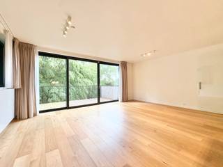 <p>Ideaal gelegen, dicht bij het Terkamerenbos en de renbaan van Boisfort, op de 3e verdieping van een recent gebouw uit 2018, bieden wij dit prachtige appartement van 100m2 met groot terras aan. Het biedt: een hal, aparte WC, lichtrijke woonkamer met volledig ingerichte open keuken, bijkeuken, terras op het westen (+- 15m2), een master suite met badkamer (bad, douche, dubbele wastafel en WC), een slaapkamer van 10m2 met badkamer met douche (douche en wastafel) en een kelder. Parkeerplaats in het gebouw: €100/maand. Provisie voor kosten: €120/maand (gemeenschappelijke kosten, verwarming en warm water). Onmiddellijk beschikbaar. PEB: A-. U zult gecharmeerd zijn van de helderheid, de staat en de locatie. Een must-see!</p>