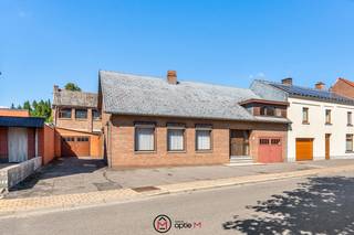 Welkom op de Broekstraat 2 in Wellen, een perceel van ongeveer 5a83ca, gelegen op wandelafstand van het centrum. Deze locatie biedt het beste van twee werelden: de rust van een residentiële buurt gecombineerd met de nabijheid van winkels, scholen en openbaar vervoer. Een ideale uitvalsbasis voor wie houdt van het dorpsleven, maar toch snel de omliggende steden wil bereiken.<br /><br />De woning zelf heeft een bewoonbare oppervlakte van circa 229 m² en biedt een functionele indeling. Op het gelijkvloers kom je binnen via de inkomhal, die toegang geeft tot de leefruimte met aansluitend de keuken. Verder vind je hier een badkamer, berging, technische ruimte, provisieruimte en de inpandige garage. Op de eerste verdieping bevinden zich vier slaapkamers en een zolderruimte.<br /><br />Buiten is er geen klassieke tuin, maar wel een grote binnenkoer die perfect kan worden ingericht als gezellige buitenruimte.<br />Achteraan het perceel bevindt zich bovendien een indrukwekkend werkhuis van twee verdiepingen, elk met een oppervlakte van ongeveer 140 m² – een droom voor zelfstandigen of wie veel ruimte nodig heeft voor hobby of opslag.<br /><br />De troeven van deze woning? De royale ruimtes, vier slaapkamers, dubbele garage en het enorme potentieel van het werkhuis. Voeg daarbij de ligging nabij het centrum van Wellen, en je hebt een pand met talloze mogelijkheden voor wie renovatie niet uit de weg gaat.<br /><br />Zie jij hier jouw toekomst? Contacteer ons via info@optie-m.be of bel naar 011 23 11 01 voor meer info of een bezoek ter plaatse.<br /><br />Benieuwd wat jouw eigendom waard is? Wij helpen je graag verder. Contacteer ons gerust via bovenstaande gegevens voor een gratis schatting.