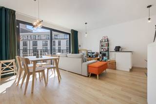 BRUXELLES, limite Etterbeek, quartier CEE, magnifique appartement ± 85m² en bon état général dans un immeuble de 2014. Hall d'entrée avec vestiaire et porte blindée, living avec terrasse ± 7m², cuisine USA super équipée, 2 chambres à coucher, salle de bains, salle de douche, buanderie et WC. Cave (-2.20). Local vélos, local poussettes, double vitrage, double flux, porte blindée, thermostat. Actuellement loué 1.350€/mois - Bail 3 ans du 1/11/2025. Charges : ± 100€/mois (communs, syndic, assurance, entretien). Electricité conforme. PEB : B. Mesures données à titre indicatif