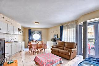 Deze verhuurde studio ligt op 30m van de Zeedijk te Mariakerke (Oostende) en biedt een knusse pied-à-terre aan zee. <br />Indeling: inkomhal met plaats voor vestiairekast; badkamer met douche, toilet en wastafel; woonkamer met open kitchinette.<br />U kan bovendien genieten van het gemeenschappelijk buitenzwembad. Een fietslokaal is evenzeer aanwezig in het gebouw.<br />EPC-waarde: 213 (Label C).
