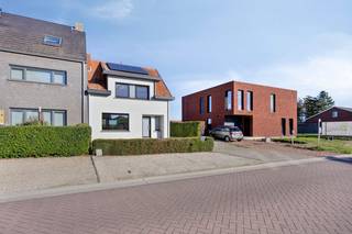 <h3>Instapklare gezinswoning met ruime opslagplaats en zuidoostgerichte tuin</h3>
<p>Deze recent gerenoveerde woning (2020-2021) combineert hedendaags wooncomfort met verrassend veel ruimte, zowel binnen als buiten. Dankzij de gunstige ligging nabij het centrum, scholen en de E34 geniet u hier van een vlotte bereikbaarheid en alle voorzieningen binnen handbereik.</p>
<p>Via de inkomhal met gastentoilet betreedt u de lichtrijke leefruimte. De gezellige zithoek, eetplaats en volledig uitgeruste leefkeuken vormen samen het hart van de woning. De keuken beschikt over een kookeiland, oven, vaatwasser, inductiekookplaat, dampkap en ruime koelkast. Aansluitend bevindt zich een aangename ontbijthoek met schuifraam naar het terras en de tuin.</p>
<p>Op het gelijkvloers vindt u daarnaast een praktische berging met ingemaakte kasten, uitgietbak, voorzieningen voor wasmachine en droogkast en toegang tot de droge kelder.</p>
<p>De eerste verdieping omvat drie slaapkamers. De ruime masterbedroom beschikt over ingemaakte kasten en directe toegang tot de badkamer, uitgerust met een dubbel lavabomeubel, inloopdouche en tweede toilet. Verder zijn er nog twee bijkomende slaapkamers. Vanuit één van deze kamers bereikt u via een vaste trap de geïsoleerde zolderverdieping.</p>
<p>Buiten geniet u van een onderhoudsvriendelijke, zuidoostgerichte tuin met een uitzonderlijk ruime opslagplaats van ca. 59 m² (6,20 m x 9,59 m) en een nokhoogte van 4,15 m. Ideaal voor zelfstandigen, hobbyisten of wie extra bergruimte zoekt.</p>
<p><strong>Troeven:</strong></p>
<ul>
<li>Recent gerenoveerd (2020-2021)</li>
<li>3 slaapkamers</li>
<li>EPC B (174 kWh/m² jaar) - zonnepanelen nog niet mee in rekening</li>
<li>12 zonnepanelen</li>
<li>CV op aardgas</li>
<li>Regenwaterput met pomp</li>
<li>Ruime opslagplaats/bijgebouw van ca. 59 m²</li>
<li>Poort aanwezig</li>
<li>Zuidoostgerichte tuin</li>
<li>Goede ligging nabij centrum, scholen en E34</li>
</ul>