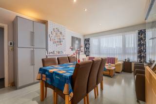 <p><strong>Te koop: Lichtrijk appartement op toplocatie in Deurne</strong></p>
<p>Op een gunstige locatie aan de Generaal Slingeneyerlaan in Deurne bevindt zich dit lichtrijke appartement op de tweede verdieping. Dankzij de centrale ligging geniet u van een vlotte bereikbaarheid, met winkels, scholen, openbaar vervoer en belangrijke invalswegen op korte afstand.</p>
<p>Het appartement biedt een aangename en lichte leefruimte dankzij de grote raampartijen, wat zorgt voor een open en ruimtelijk gevoel. Ideaal voor wie op zoek is naar comfortabel wonen op een praktische locatie.</p>
<p>Een absolute meerwaarde is de garagebox met private oprit (aan te kopen voor €29.000), zodat u steeds over een veilige parkeerplaats beschikt. Daarnaast beschikt het appartement over een ruime privatieve kelder, ideaal als extra bergruimte.</p>
<p>Belangrijkste ruimtes:</p>
<p>• Ruime woonkamer </p>
<p>• Uitgeruste open keuken</p>
<p>• Badkamer met ligbad, toilet, wastafel</p>
<p>• Terras</p>
<p>• één slaapkamer met ingemaakte kasten</p>
<p>• Toilet</p>
<p>• Wasplaats </p>
<p>• Kelder</p>
<p>Troeven:</p>
<p>• Rustige ligging met uitstekende bereikbaarheid, nabij invalswegen, winkels, horeca en openbaar vervoer</p>
<p>• Ideale investering </p>
<p>• Appartement met veel potentieel</p>
<p>Neem vandaag nog contact op met je ERA-makelaar voor een bezoek. JOUW DROOMWONING ZO GEVONDEN!</p>