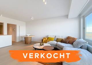 Dit appartement (type doorloper) werd volledig gerenoveerd met hoogwaardige materialen en ingemaakte kasten. <br />De indeling is als volgt: Inkomhal, woonkamer, volledig ingerichte keuken, toilet, twee slaapkamers, badkamer met dubbele lavabo en inloopdouche en ruimt voor wasmachine en droogkast. <br />Er is een terras mét bergplaats aan de achterzijde van de slaapkamers.  Gemeenschappelijke fietsenberging aanwezig.  