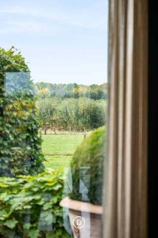 Aan de rand van de Hertsbergse bossen, verscholen achter een statige oprijlaan, bevindt zich deze uitzonderlijke eigendom op een prachtig perceel...