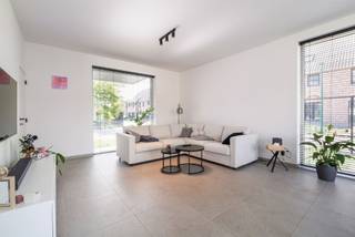 <p><span>Ligging<br /></span><span>Deze woning situeert zich in een nieuwe, rustige woonwijk in Oosteeklo. <br />Het dorpscentrum en de school liggen op wandelafstand. <br />Eeklo, Assenede en Ertvelde zijn vlot bereikbaar. <br />Via de N49 en de R4 rijd je snel richting Gent, Antwerpen en de kust. <br />Ideaal voor gezinnen die rust zoeken, dicht bij alles.<br /><br /></span><span>Instapklare nieuwbouwwoning met 3 slaapkamers, carport en zonnige tuin<br /></span><span>Deze moderne woning combineert een strakke architectuur met een praktische indeling. <br />De lichte gevelsteen, het platte dak en het zwarte schrijnwerk geven het geheel een tijdloze uitstraling. <br />De bewoonbare oppervlakte bedraagt ca. 155 m².<br /><br />Via de inkomhal kom je bij het gastentoilet en de trap naar boven. <br />De open leefruimte is het hart van de woning. <br />Zithoek, eethoek en keuken lopen mooi in elkaar over. <br />Grote raampartijen en een schuifraam zorgen voor veel licht en een open zicht op de tuin. <br />De keuken is volledig uitgerust.<br />De wasplaats met berging biedt plaats voor de warmtepomp en de wasmachine. <br />De nachthal geeft toegang tot drie ruime slaapkamers. <br />De badkamer en een apart toilet vervolledigen de verdieping.<br /><br />Achteraan is de omheinde tuin met terras en naast de woning een carport met oprit en plaats voor tweede wagen.<br /><br /></span><span>Extra<br /></span><span>/ warmtepomp<br />/ ventilatiesysteem C<br />/ hoogwaardige afwerking</span></p><p><span><br />*prijs exclusief kosten<br /><br /></span><span>Troeven<br /></span><span>/ nieuwbouw, instapklaar<br />/ 3 slaapkamers<br />/ energiezuinig<br /><br /></span></p>