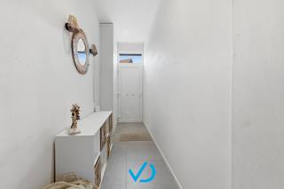 Bent u op zoek naar een instapklare woning waar comfort, karakter en een aangename buitenruimte perfect samenkomen? Dan is deze smaakvol gerenoveerde woning in het charmante Brielen absoluut het ontdekken waard. Dankzij de uitstekende ligging geniet u van een rustige woonomgeving, terwijl het centrum van Ieper, de omliggende deelgemeenten en de A19 vlot bereikbaar zijn.<br /><br />Bij het binnenkomen verwelkomt de verzorgde inkomhal u meteen in deze warme en gezellige woning. Van hieruit komen we in de lichtrijke leefruimte, waar een aangename zithoek en eetplaats perfect samenkomen. Dankzij de grote raampartijen geniet u hier meteen van een mooi zicht op de tuin. Aansluitend bevindt zich de volledig vernieuwde keuken, die vorig jaar werd geplaatst door Ixina. Deze moderne keuken is volledig ingericht en biedt niet alleen alle nodige comfort, maar opnieuw een prachtig zicht op de tuin. Via het schuifraam stapt u bovendien rechtstreeks het terras en de tuin in, waardoor binnen en buiten op een aangename manier met elkaar verbonden worden.<br /><br />Op de eerste verdieping vinden we een bijzonder ruime slaapkamer en een stijlvolle badkamer. Deze is uitgerust met zowel een inloopdouche als ligbad en een praktisch lavabomeubel. De tweede verdieping biedt dankzij de authentieke houten balken een bijzonder sfeervolle uitstraling. Hier bevinden zich nog twee ruime slaapkamers, waarvan één voorzien is van een handige mezzanine. Deze extra ruimte is ideaal als praktische bergruimte. Ook buiten is het volop genieten. De prachtig aangelegde tuin beschikt over een zonnig terras en achteraan over een handig tuinhuis. Een ideale plek voor gezellige zomeravonden, een barbecue met vrienden en familie of simpelweg om heerlijk tot rust te komen in het groen.<br /><br />Verder zijn er nog tal van troeven die het verschil maken, zoals: regenwaterput, asbestveilig, conforme elektriciteit, ventilatiesysteem, gunstig EPC (mits plaatsing van zonnepanelen eenvoudig te verbeteren naar label B) en zoveel meer. <br /><br />Deze woning combineert hedendaags wooncomfort met karaktervolle elementen en een bijzonder aangename tuin. Dankzij de recente renovaties hoeft u zich geen zorgen meer te maken en kunt u hier meteen genieten van uw nieuwe thuis. Kom de ruimte, afwerking en warme sfeer zelf ervaren tijdens een bezoek. Plan vandaag nog uw bezoek en ontdek waarom deze woning in Brielen wel eens precies kan zijn wat u zoekt!