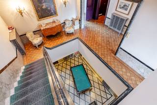 Op een gegeerde ligging vlak bij het Stadspark bevindt zich deze bijzondere karakterwoning met een totale oppervlakte van maar liefst 636 m²,...