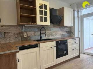 <p><span>Langs de Mechelsesteenweg, ter hoogte van het Hof Van Rieth in Mortsel, vinden we dit instapklare appartement in een kleinschalig gebouw.<br />Het appartement is voorzien van ramen met dubbele beglazing en is uitstekend gelegen in de nabijheid van openbaar vervoer: bushalte, tramhalte en station bevinden zich op wandelafstand.</span></p><p><span>Indeling:</span><span><br />We betreden het gebouw via de centrale inkomhal. Op de tweede verdieping bevindt zich dit gezellige 2-slaapkamerappartement.<br />Vooraan vinden we de ruime leefruimte, die toegang biedt tot de keuken, de veranda en de eerste slaapkamer (12 m²). <br />Achteraan bevindt zich de badkamer, uitgerust met een ligbad en lavabomeubel, evenals een apart toilet. Verder vinden we de tweede slaapkamer (16m²).</span></p><p><span> </span></p><p><span>Nuttige informatie:</span></p><ul><li><span>Gemeenschappelijke kosten: 145euro/maand (inclusief water, verwarming en minuterie gemeenschappelijke delen)</span></li><li><span>Huurwaarborg: 3 maanden </span></li><li><span>Plaatsbeschrijving:  225 euro</span></li><li><span>EPC: 174kWh/(m²jaar)</span></li><li><span>Beschikbaar: onmiddellijk</span></li><li><span>Kelder aanwezig</span></li></ul><p><span> </span></p><p><span>Boek nu zelf ONLINE uw afspraak in. Surf naar het betreffende eigendom op onze website <span>www.habicom.be</span></span><span> en klik op de roze knop </span><span>'PLAN EEN BEZOEK'</span><span>. <br />Kies het moment dat u het beste uitkomt, vul de gevraagde contactgegevens in en klik nadien op verzenden om te bevestigen.</span></p><p><span> </span></p>