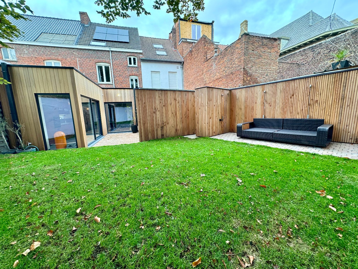 GERENOVEERDE WONING MET 4 SLPKS, 2 BADKAMERS, TUIN EN HUURGARAGE - foto 3