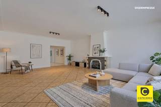 <p><span>Lichtrijk en recent gerenoveerd 3 slaapkamer appartement te Diamantwijk!</span></p><p><span>Anno 2020 werd dit omvangrijk (145m²) en karaktervol appartement hoogwaardig gerenoveerd met respect voor de authentieke elementen, doch voorzien van alle hedendaagse comfort. Het is gelegen op de 4</span><span><sup>de</sup></span><span> verdieping van een kleinschalig en goed onderhouden gebouw met lift. Met een centrale toplocatie in een zijstraat van De Keyserlei kan je steeds gezellig gaan shoppen op de Meir, genieten van talrijke trendy horeca-zaken, cultuur opsnuiven in het hippe Groen Kwartier en PAKT, maar ook gaan sporten of geheel tot rust komen in de natuurpracht van het Stadspark. Bovendien is de bereikbaarheid met het openbaar vervoer alsook met de fiets uitstekend. Kortom, deze verborgen parel is de ultieme plek om het werk- en gezinsleven optimaal te combineren met alle geneugten van het bruisende stadsleven. Daar het appartement verhuurd is, betreft dit ook een uitgelezen kans voor wie op zoek is naar een goede en zorgeloze investering met mooi rendement!</span></p><p><span> </span></p><p><span>Inkomhal, leefruimte &amp; keuken:</span></p><p><span>Bij het betreden van het appartement via de inkomhal met veiligheidsdeur en videofoon overvalt het gevoel van ruimte u onmiddellijk. Met dank aan de mooie natuurlijke lichtinval in de leefruimte valt het oog meteen op de prachtige gerestaureerde parketvloer (eik) die een harmonieus geheel vormt met de moluren en de sierhaard. De moderne, strakke keuken op een klassevolle gemarmerde XL-tegelvloer is uitgerust met kwalitatieve toestellen (keramisch vuur, oven, vaatwasser en anderhalve spoelbak). Ook aan werk- en opbergruimte is hoegenaamd geen gebrek. </span></p><p><span> </span></p><p><span>Nachthal, badkamer, toilet &amp; slaapkamers:</span></p><p><span>De lijn van de pronkerige marmervloer wordt naadloos doorgetrokken in de nachthal met ingemaakte vestiaire en praktische waskast. De rustieke badkamer is zonder meer een ware "eye-catcher" die voorzien is van een adembenemende inloop-/regendouche, groot wasmeubel met watervalkraan en spiegelkast, extra toilet en handdoek-radiator. Het toilet met handdouche en lavabo is apart. U beschikt over 3 volwaardige slaapkamers, allen op karaktervolle blokjesparket. De kleinere kamer is overigens ook de perfect bureauruimte, aangezien deze toegang heeft tot een eigen balkon waar een fris luchtje geschept kan worden.</span></p><p><span> </span></p><p><span>Extra troeven:</span></p><p><span>- Toplocatie</span></p><p><span>- 145m² cfr. EPC</span></p><p><span>- Gunstig EPC B</span></p><p><span>- Driedubbele ramen</span></p><p><span>- EK conform</span></p><p><span>- Recente dakisolatie</span></p><p><span>- Veiligheidsdeur en videofoon</span></p><p><span>- Lichtarmaturen inbegrepen</span></p><p><span>- Kelder inbegrepen</span></p><p><span>- Fiberklaar</span></p><p><span>- Naastgelegen parkeergarage</span></p><p><span> </span></p>