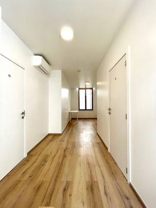 Deze mooie studentenkamers zijn tussen de 19m² & 25m² groot & beschikken over een eigen badkamer!<br />Deze 3 kamers delen samen een gemeenschappelijke keuken voorzien van koelkast, microgolf, kookplaat, oven, spoelbak met afdruiprek & dampkap.<br />Topligging nabij Coupure en centrum!<br /><br />Kamer GLV: € 600 + € 100 (provisie verbruik verwarming, water, elektriciteit en internet) Opp.: 19,24 m²<br />Kamer 1ste verdiep: € 650 + € 100 (provisie verbruik verwarming, water, elektriciteit en internet) Opp.: 24,5 m²<br />Kamer 2de verdiep: € 625 + € 100 (provisie verbruik verwarming, water, elektriciteit en internet) Opp.: 24,5 m²<br /><br />Beschikbaar 1/09/2026<br /><br />ENKEL VOOR STUDENTEN, DOMICILIE NIET MOGELIJK!<br /><br /><u><strong>Bezoekmomenten</strong></u>:<br />- zaterdag 20/06 tussen 11u en 12u<br />- woensdag 24/06 tussen 16u30 en 17u30<br />Graag bevestiging via <u>stefaan@immoboss.be</u> indien u zou langskomen op één van deze bezoekmomenten.<br /><br />