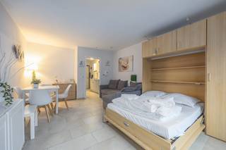 Deze <strong>studio</strong> is gelegen op een <strong>uitstekende locatie, net achter het strand</strong> – ideaal voor wie houdt van zee, rust en ontspanning.<br /><strong>De leefruimte</strong> is slim ingericht en beschikt over een <strong>bedkast</strong>, waardoor je overdag <strong>maximaal kan genieten van ruimte en comfort.</strong><br />Verder is er een nette <strong>badkamer met douche en toilet</strong>. De studio maakt deel uit van een <strong>recent gebouw uit 2007</strong>, en voldoet aan hedendaags wooncomfort.<br />Dankzij het gunstige <strong>EPC-label A</strong> is de studio bovendien zeer energiezuinig, wat resulteert in lage verbruikskosten.<br />Gemeubeld!