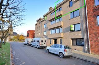 Interesse? Contacteer Immo Roman gsm: 0472 35 92 86<br />Dit recent gerenoveerd appartement bevindt zich op de derde verdieping van een kleinschalige residentie gelegen in het centrum van Eine, op wandelafstand van winkels, scholen, openbaar vervoer, ... Goede bereikbaarheid N60.<br /><br />Dit appartement bestaat uit een inkomhal, toilet, ruime leefruimte, geïnstalleerde keuken, badkamer met ligbad, <strong>2 slaapkamers. </strong>Eveneens is er een kelderberging en <strong>garagebox</strong> inbegrepen. <br /><br />Gemeenschappelijke kosten: 50 euro/maand<br /><br />Vrij vanaf 1 oktober 2026.<br /><br />Interesse? Contacteer Immo Roman: 0472 35 92 86