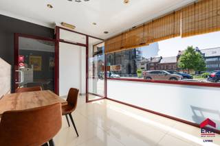 <p>Ben je op zoek naar een opbrengsteigendom of een handelszaak met buitenruimte, woning én tuin? Gevonden!<br />Deze eigendom combineert een handelspand op het gelijkvloers met een ruime woning erboven en is momenteel volledig verhuurd aan dezelfde huurder voor € 1.750 per maand (kadaster ten laste van de huurder). Dit maakt het pand interessant voor investeerders die op zoek zijn naar een onmiddellijk rendement. Tegelijk biedt het gebouw potentieel voor eigen bewoning, aangezien de woning mits enkele moderniseringswerken opnieuw kan uitgroeien tot een ruime gezinswoning. Dankzij de dakisolatie uit 2010 en de recent vernieuwde gasketel geldt er geen renovatieplicht.</p>
<p>Op het gelijkvloers bevinden zich het handelspand, twee aparte toiletten en een terras met tuin. Bovendien is het gebouw volledig onderkelderd, wat zorgt voor veel opslagruimte en extra mogelijkheden voor horeca, zoals een tweede keuken, voorraadruimte of stockage.<br />Via de inkomhal bereik je de woning. Op de eerste verdieping bevinden zich een apart toilet, een leefruimte die eenvoudig tot één grote woonkamer kan worden omgevormd, de keuken en een tweede terras. De tweede verdieping telt twee slaapkamers, een badkamer en een apart toilet. Op de zolderverdieping zijn nog twee extra slaapkamers, goed voor in totaal vier slaapkamers.</p>