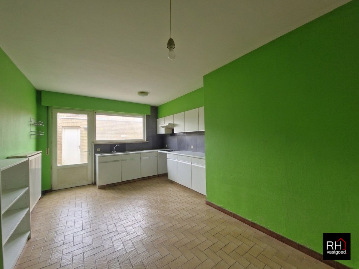 Ruim te renoveren appartement met garage in het hart van Heist. - foto 5