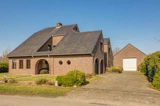 Deze woning is rustig gelegen in Olmen (Balen), met een vlotte verbinding naar omliggende gemeenten en alle nodige voorzieningen in de nabije omgeving. De groene setting en de goede bereikbaarheid zorgen voor een aangename woonomgeving.<br /><br />Bij het betreden van de woning komt u in de inkomhal met gastentoilet, waarna u doorloopt naar een lichtrijke leef- en eetruimte die mooi aansluit op de keuken. Verder vindt u op het gelijkvloers een bureau of slaapkamer, een praktische berging, een wasplaats en een dubbele inpandige garage. Op de verdieping bevinden zich vier ruime slaapkamers, waarvan één perfect kan dienen als multifunctionele ruimte, en een badkamer. De woning beschikt daarnaast over een volledige kruipkelder en een zolder bereikbaar via een luik, met mogelijkheden om extra kamers te creëren. Buiten geniet u van een overdekt terras en een balkon aan de masterbedroom, met zicht op het ruime perceel en de vijver.<br /><br />Op de verdieping zorgen de ruime slaapkamers voor voldoende comfort, met mogelijkheden voor een groot gezin of thuiswerk. De multifunctionele ruimte biedt extra invulling naar wens.<br /><br />De tuin met vijver en het overdekte terras vormen een rustige plek om te ontspannen, met voldoende privacy en ruimte. De woning beschikt over een dubbele inpandige garage en een ruime opslagplaats met hoge poorten (ca. 4 m), aangevuld met voldoende parkeergelegenheid op de oprit.<br /><br />EPC label C (266 kWh/m²) – geen renovatieverplichting.<br /><br />Een extra wei van 95a49ca kan optioneel aangekocht worden voor een bedrag van 50.000 EUR.<br /><br />• Goed onderhouden woning met veel opbergruimte<br />• Ruim perceel met vijver<br />• 5 slaapkamers met uitbreidingsmogelijkheden<br />• Multifunctionele opslagplaats van 190 m²<br />• Dubbele garage en ruime parkeermogelijkheden