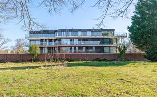 In Residentie Emilia, gelegen in het prachtige parkdomein De Capucien in Aalst, bieden wij dit stijlvolle appartement aan op de eerste...