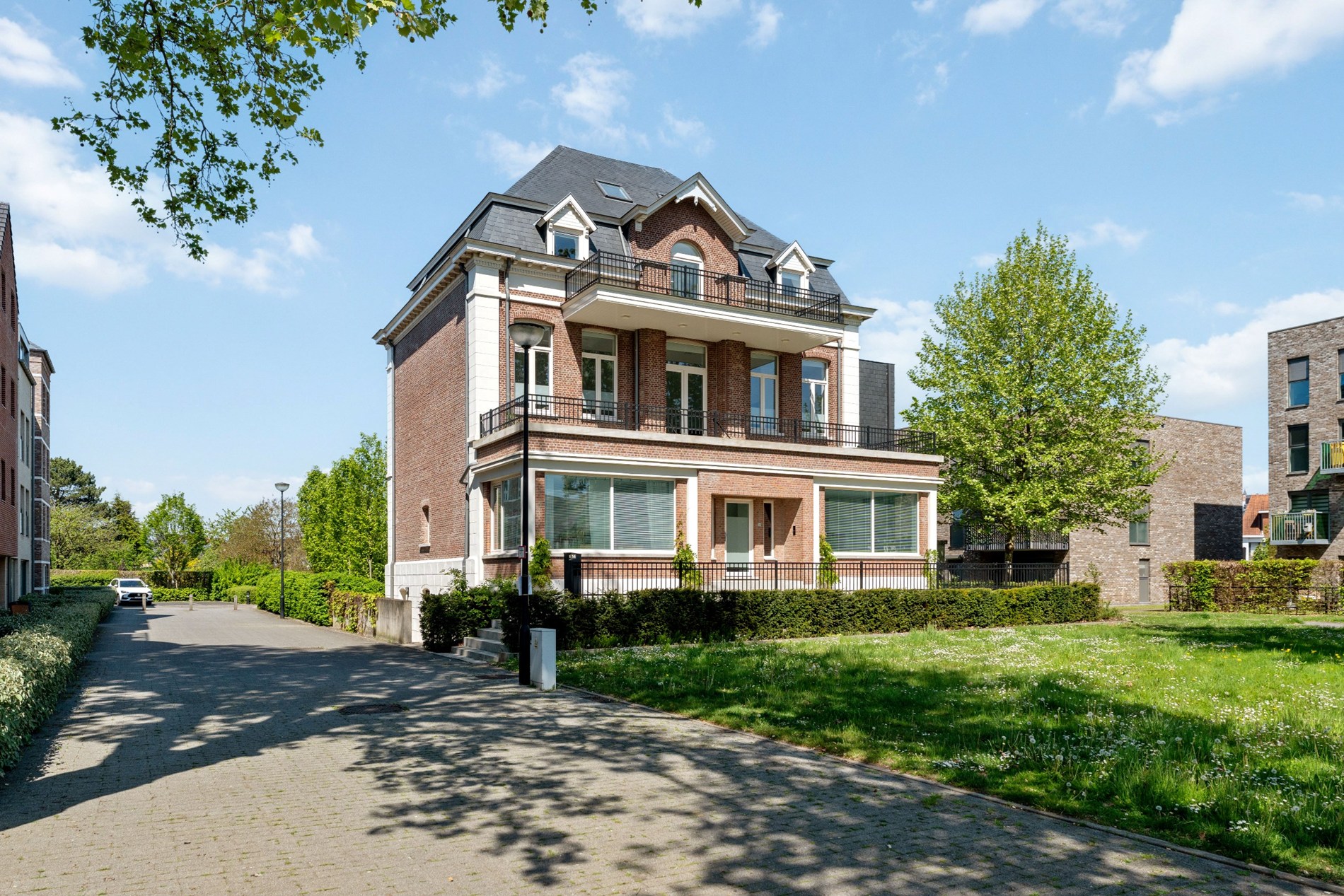 Luxueus herenhuis met handelsruimte te Geel - foto 1