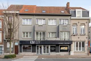 Zeer ruim pand met tal van mogelijkheden!!! Momenteel is het handelsgelijkvloers uitgebaat als goed lopend restaurant. Omvat een inkomhal, bar en restaurant, keuken, berging, sanitair blok en grote kelder. Aparte toegang naar de bovenliggende woonst. Het 1ste verdiep is momenteel ingedeeld in een nachthal, berging, wasplaats, zit/woon- en eetkamer, een slaapkamer en terras. De tweede verdieping opnieuw een nachthal, badkamer, 3 slaapkamers en 2 terrasjes. De derde verdieping bestaat uit een woonkamer en keuken, slaapkamer, badkamer en dressing. Façade van 13m!!! 389m² bewoonbare vloeroppervlakte !!! Zeer goede ligging!! Vlakbij HOWEST , Rechtbanken, Zwembad en Centrum. Veel parkeergelegenheid. Ideaal voor horeca, woonst, enz.... Ook mogelijkheden naar nieuwbouwproject!!!