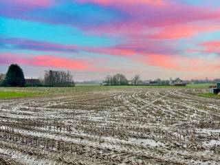 Landelijk en toch centraal gelegen (Zilverberg), biedt dit perceel bouwgrond met af te breken woning een uitzonderlijke kans. Bovendien is er de mogelijkheid om het achterliggende perceel landbouwgrond van 6.412 m² bij te kopen voor €85.000.<br />Kortom, een uniek perceel bouwgrond met talloze mogelijkheden!<br /><br />Extra troeven:<br /><br />Ruime bouwvoorschriften<br />Zuidwestgericht perceel<br />Landbouwgrond met uitweg naar een andere straat<br />Perceelsbreedte van ca. 45 m<br />Uniek aanbod op een sublieme locatie<br />Afbraak en heropbouw mogelijk onder 6% btw<br /><br />Deze woning is te koop ZONDER makelaar via het concept van Smart Houses! Wenst U verdere inlichtingen of bezoek? Contacteer rechtstreeks de eigenaar via 0473/52.21.01.